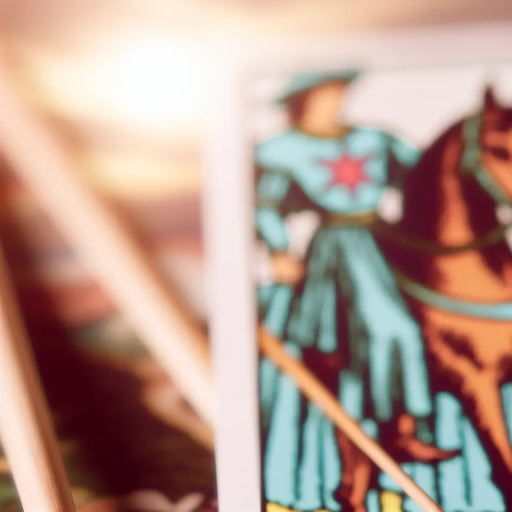 Cavaleiro de Paus no Tarot: Aventura, Paixão e Oportunidade
